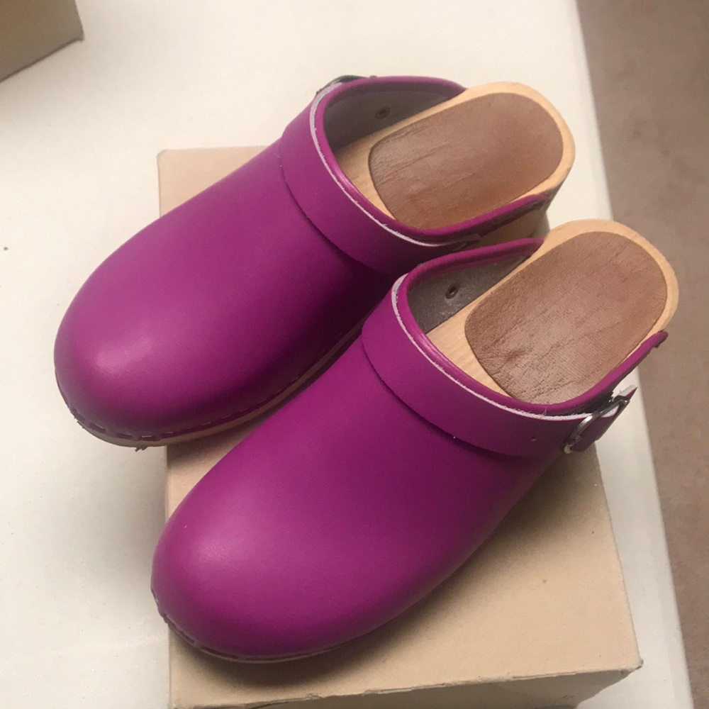 Hanna Andersson violet leather clogs, size 37
